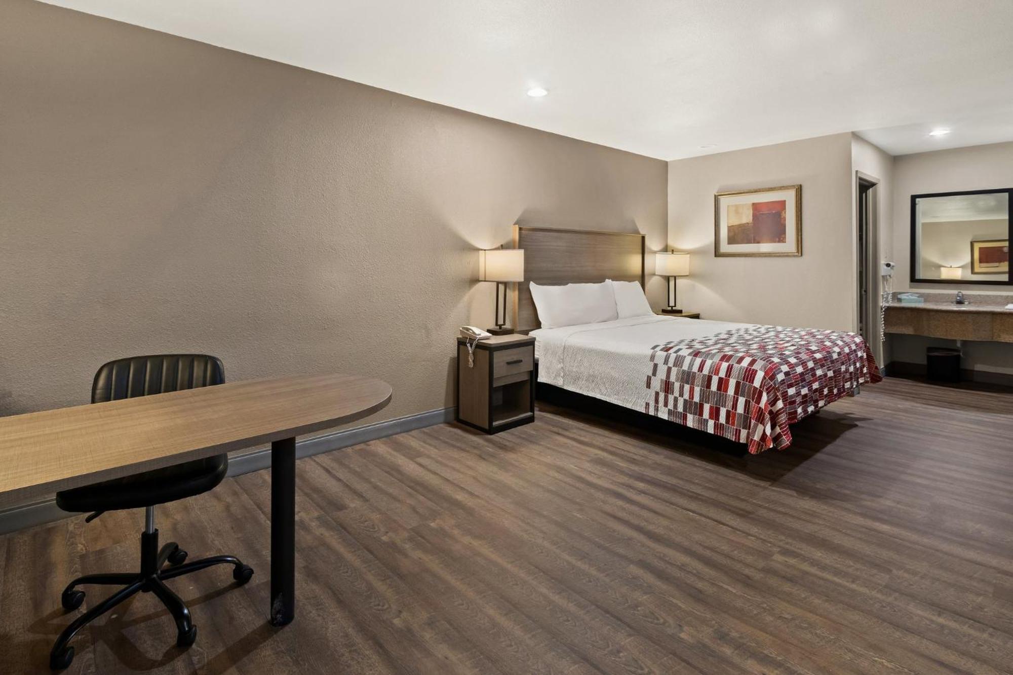 Red Roof Inn & Suites Irving - Dfw Airport South Exteriör bild