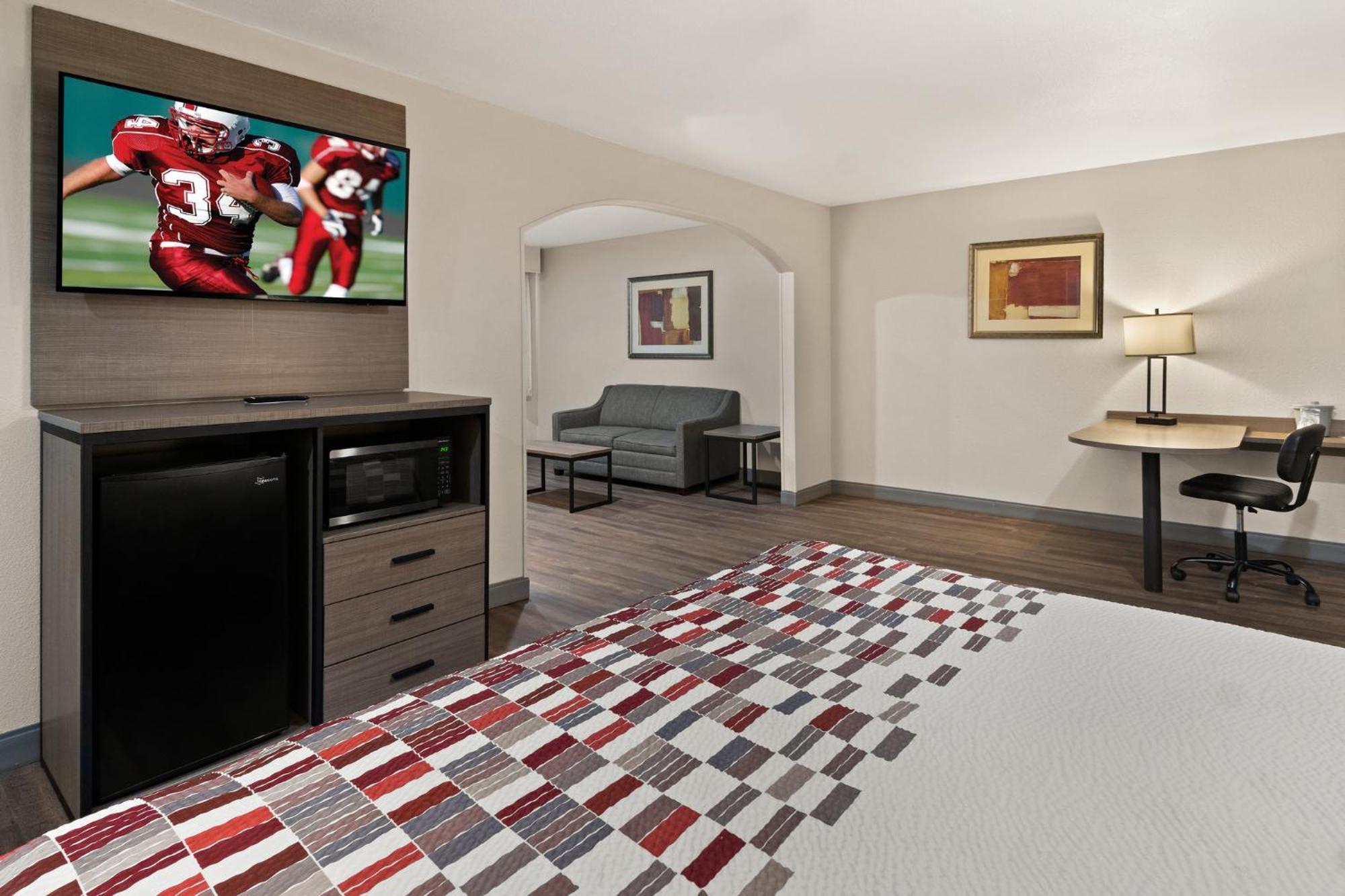 Red Roof Inn & Suites Irving - Dfw Airport South Exteriör bild
