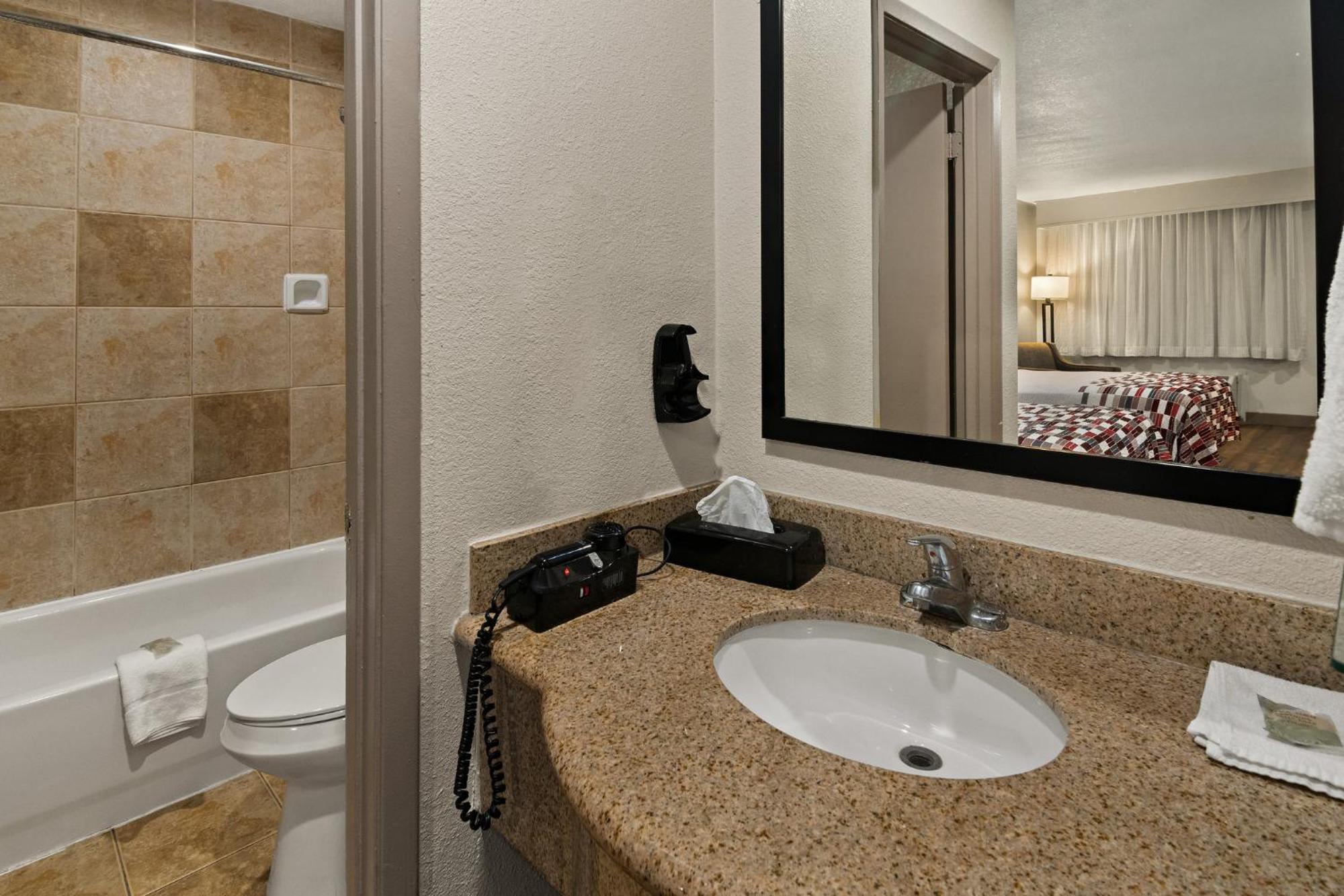 Red Roof Inn & Suites Irving - Dfw Airport South Exteriör bild