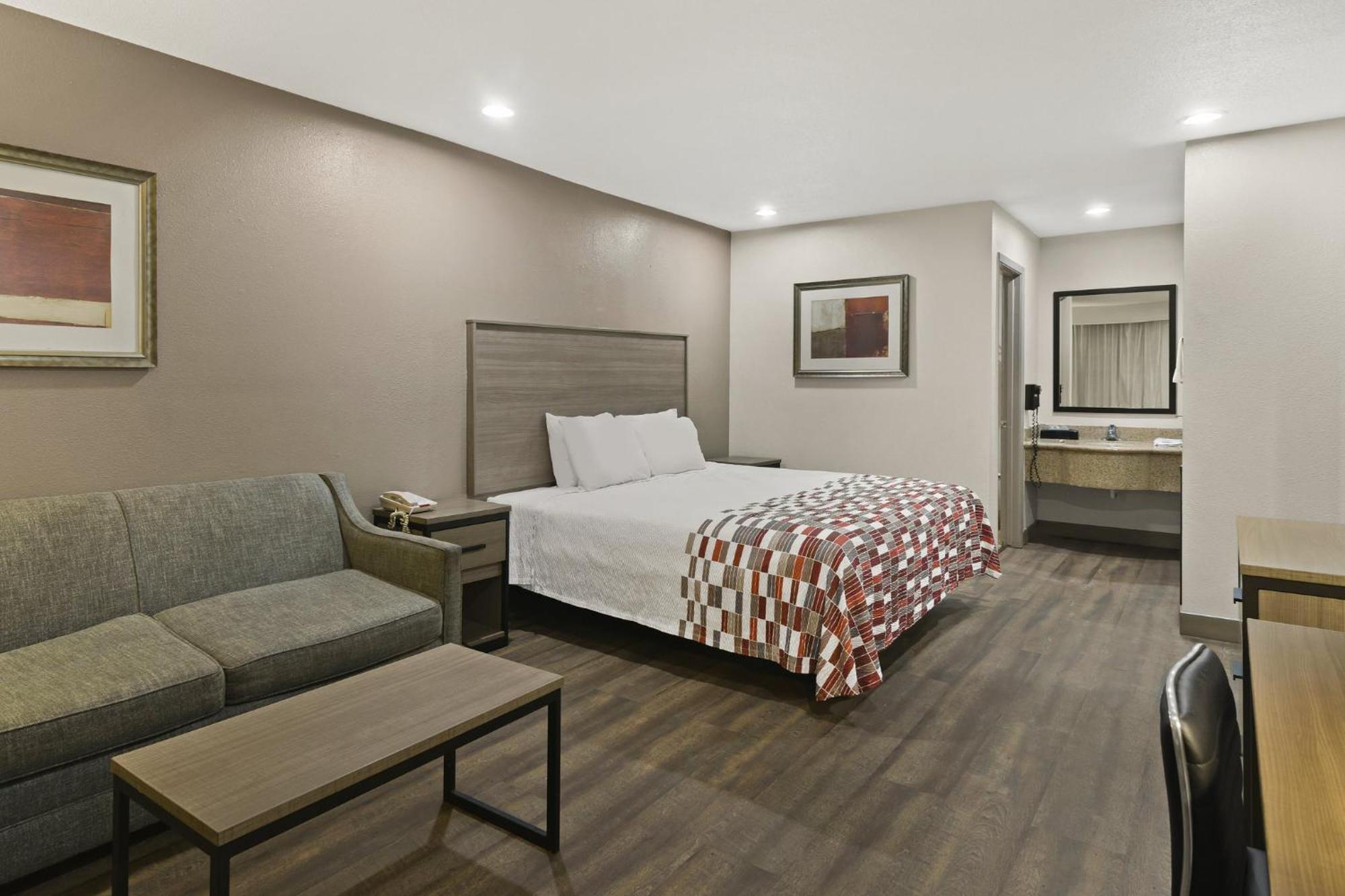 Red Roof Inn & Suites Irving - Dfw Airport South Exteriör bild