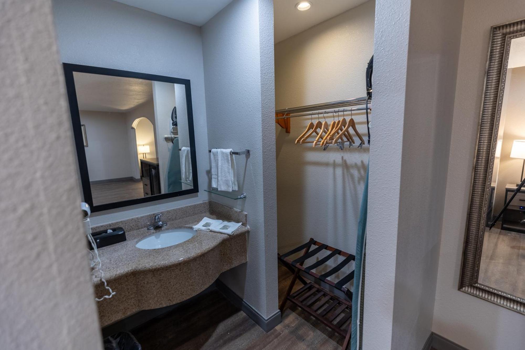 Red Roof Inn & Suites Irving - Dfw Airport South Exteriör bild